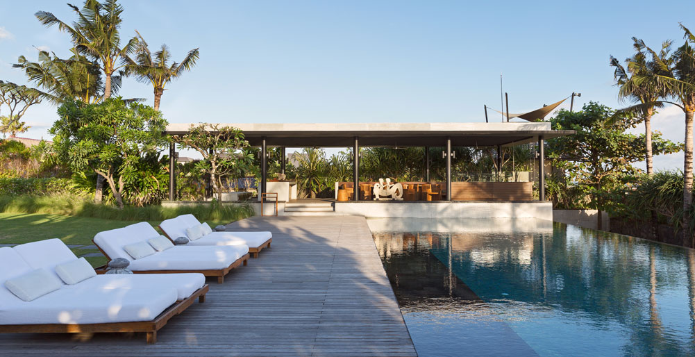 Arnalaya Beach House - Relaxing pool and bale